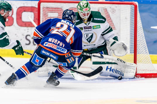 Växjös Cory Murphy oroar framför Färjestads målvakt