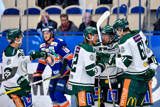 Färjestads Joakim Nygård jublar med lagkamrater
