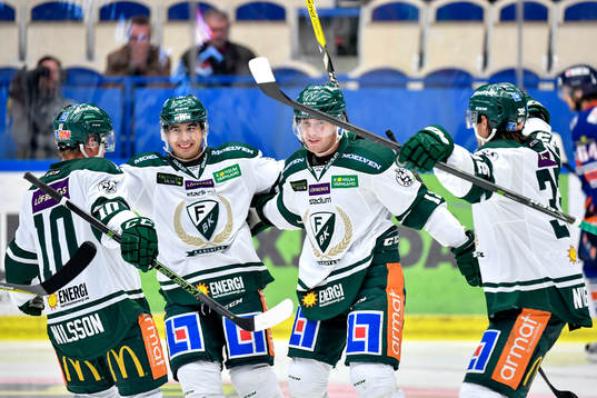 Färjestads Linus Persson jublar med lagkamrater