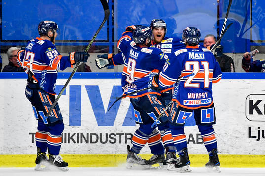 Växjös Erik Josefsson jublar med lagkamrater
