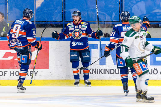 Växjös Erik Josefsson jublar