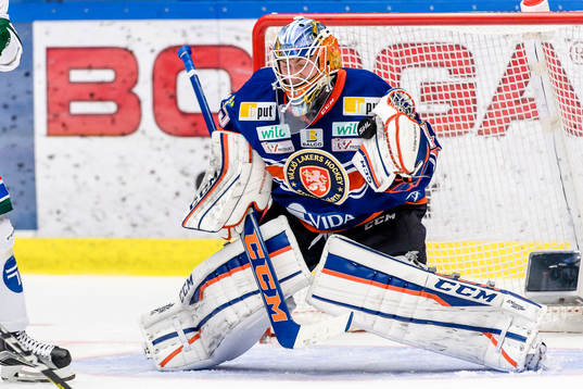 Växjös målvakt Viktor Andrén motar en puck