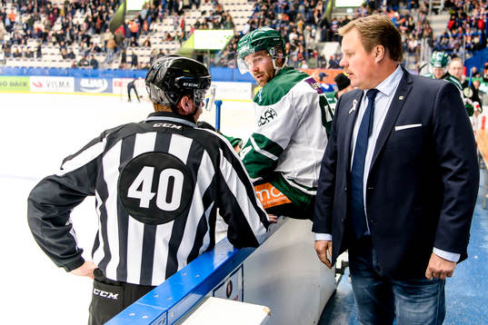 Färjestads Tränare Leif Carlsson och Tomas Skogs pratar