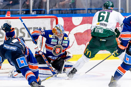 Färjestads Johan Ryno oroar framför Växjös målvakt