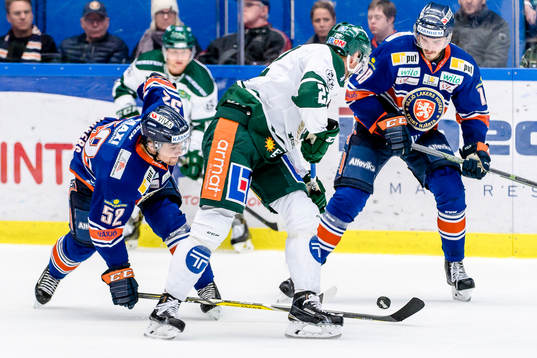 Växjös Arvid Lundberg och Dennis Everberg försöker ta