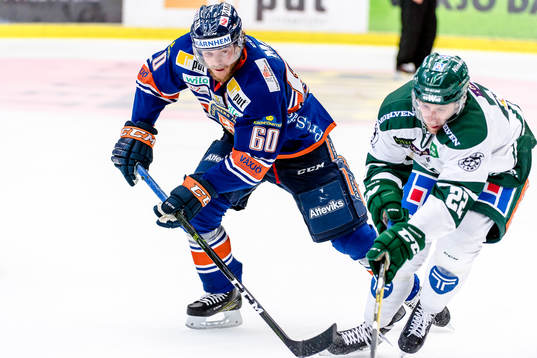 Växjös Erik Josefsson jagar Färjestads Per Åslund