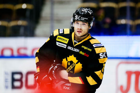 Skellefteås Kyle Cumiskey före ishockeymatchen i SHL