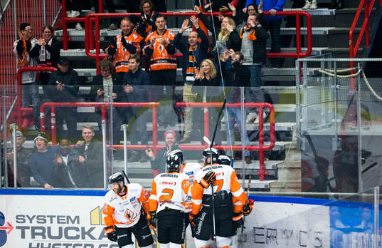 Karlskronas Emil Larsson gör 0-1 och jublar