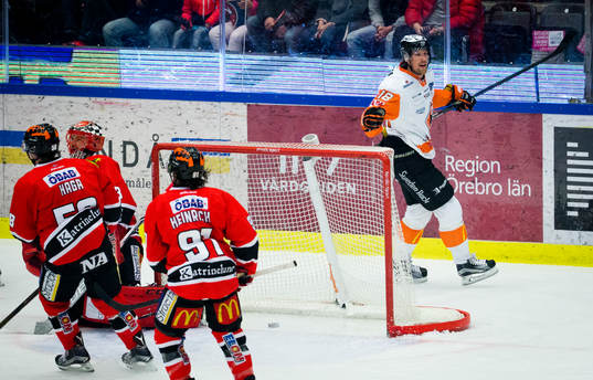 Karlskronas Emil Larsson gör 0-1 och jublar