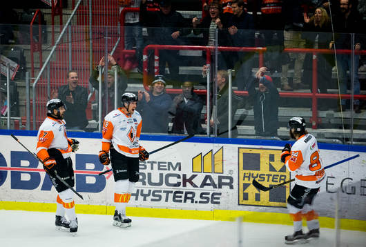 Karlskronas Emil Larsson gör 0-1 och jublar