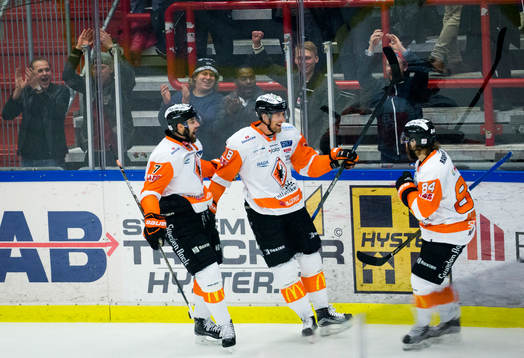 Karlskronas Emil Larsson gör 0-1 och jublar