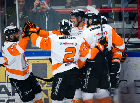 Karlskronas Emil Larsson gör 0-1 och jublar
