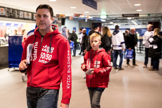 Försäljning av 50/50 lotter innan ishockeymatchen i SHL