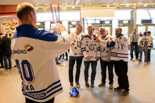 Fotografering innan ishockeymatchen i SHL mellan Leksand