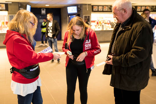 Försäljning av 50/50 lotter innan ishockeymatchen i SHL