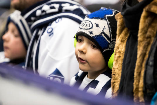 Ung Leksands supporter i ishockeymatchen i SHL mellan