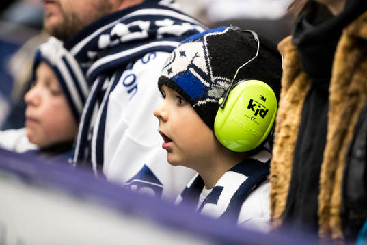 Ung Leksands supporter i ishockeymatchen i SHL mellan