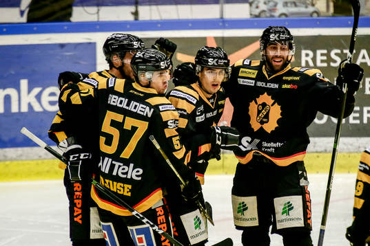 Skellefteås Henrik Hetta, Emil Djuse och Johan Alm jublar