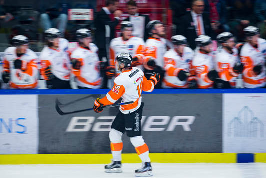 Karlskronas Emil Larsson gör 0-1 och jublar