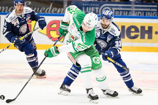 Rögles Ludvig Rensfeldt Leksands Markus Lauridsen i kamp