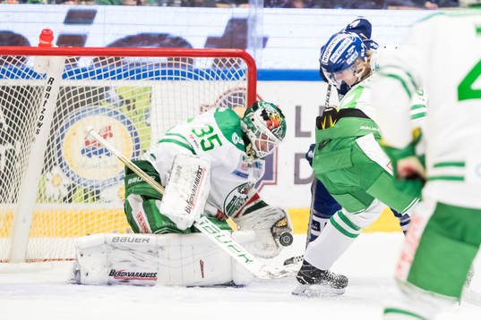 Leksands Isak Skedung chans framför Rögles målvakt Oscar