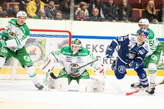 Leksands Eric Castonguay framför Rögles målvakt Oscar