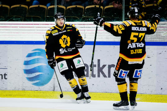 Skellefteås Kyle Cumiskey och Emil Djuse jublar