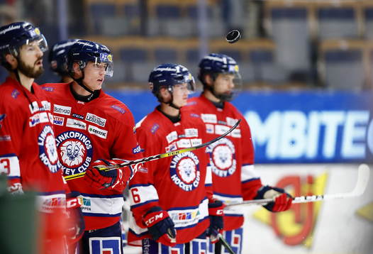 Linköpings Emil Sylvegård leker med pucken
