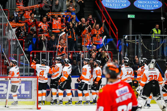 Karlskronas spelare jublar med publiken