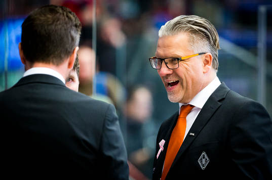 Karlskronas tränare Per Hånberg jublar