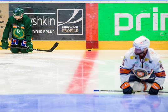 Färjestads John Persson och Växjös Josh Hennessy