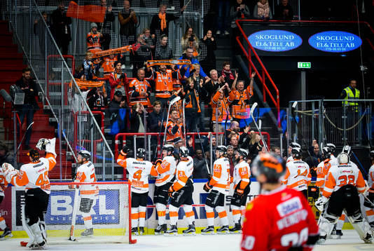 Karlskronas spelare jublar framför fansen