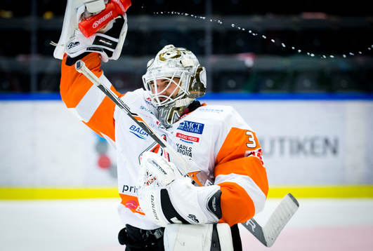Karlskronas målvakt Johannes Jönsson jublar
