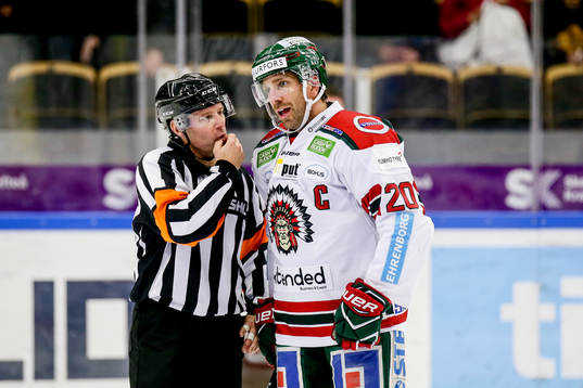 Domaren Wolmer Edqvist talar med Frölundas Joel Lundqvist