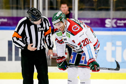 Domaren Wolmer Edqvist talar med Frölundas Joel Lundqvist