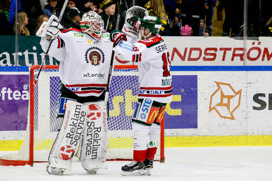 Frölundas målvakt Johan Gustafsson och Mattias Nörstebö