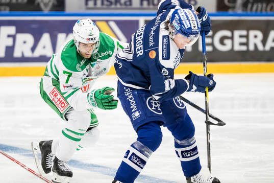 Rögles Patrik Cehlin jagar Leksands Johan Porsberger i