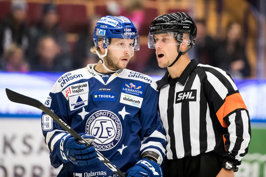 Leksands Alexander Ytterell i samspråk med domare Andreas