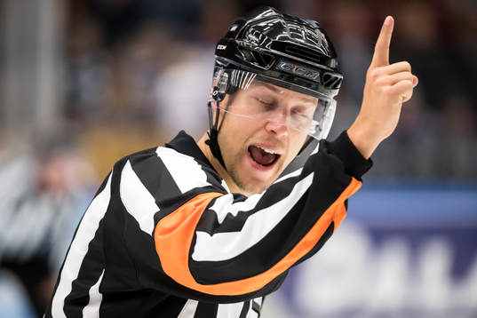 Domare Andreas Harnebring i ishockeymatchen i SHL mellan