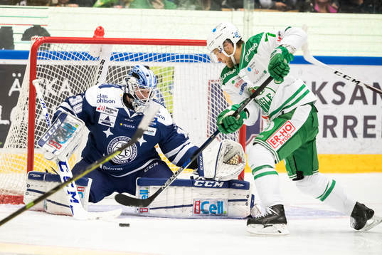 chans för Rögles Patrik Cehlin framför Leksands målvakt