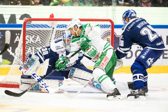 chans för Rögles Patrik Cehlin framför Leksands målvakt