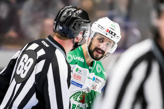 Rögles Kevin Marshall i ishockeymatchen i SHL mellan