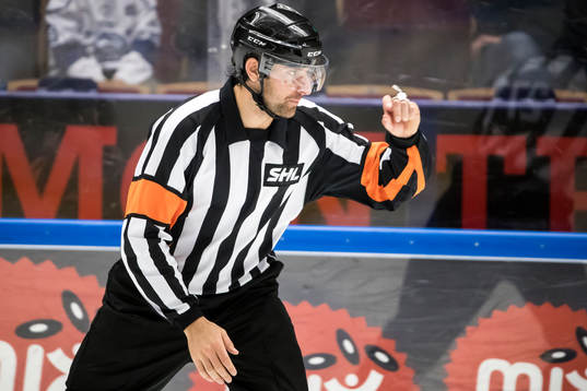 Domare Mikael Sjöqvist i ishockeymatchen i SHL mellan