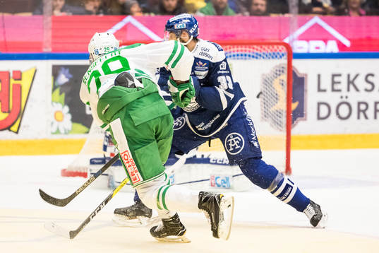 Rögles Ludvig Rensfeldt gör 0-2 bakom Leksands målvakt
