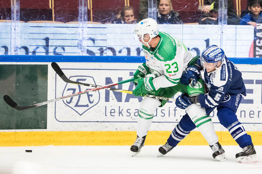Leksands Ben Youds i kamp om pucken med Rögles Daniel