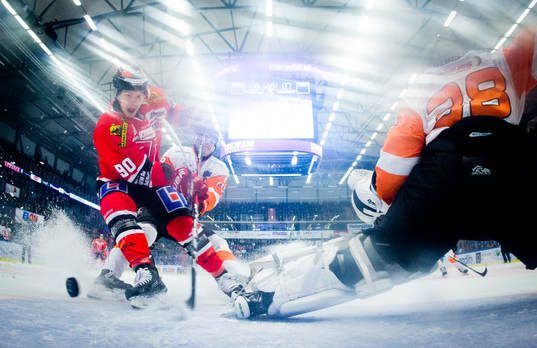 Örebros Libor Hudacek och Karlskronas Emil Larsson i kamp