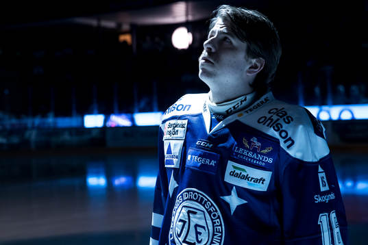 Leksands János Hári innan ishockeymatchen i SHL mellan