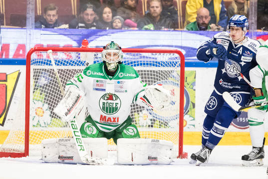Rögles målvakt Oscar Dansk Leksands Martin Karlsson i