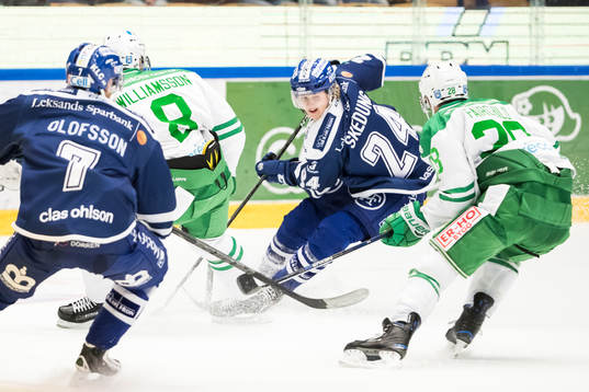 Leksands Isak Skedung i ishockeymatchen i SHL mellan
