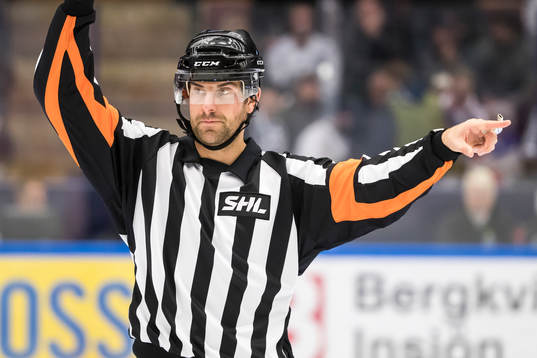 Domare Mikael Sjöqvist i ishockeymatchen i SHL mellan
